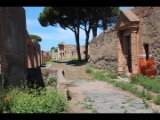 05580 ostia - regio iii - cardo degli aurighi - blick von osten - re - eingang zur horrea iii,ii,6 - 2017.jpg